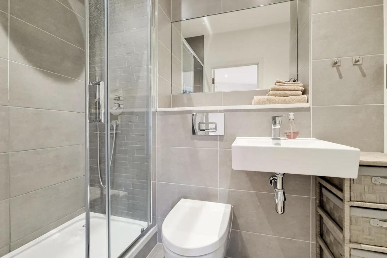 Luxury 2 Bed 2 Bath With Balcony New Build Apartment *South Central London* ภายนอก รูปภาพ